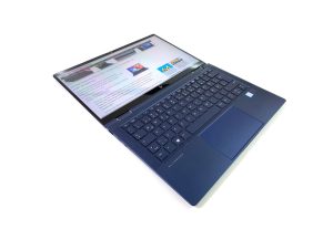 لپتاپ HP Elite Dragonfly باز شده 180 درجه